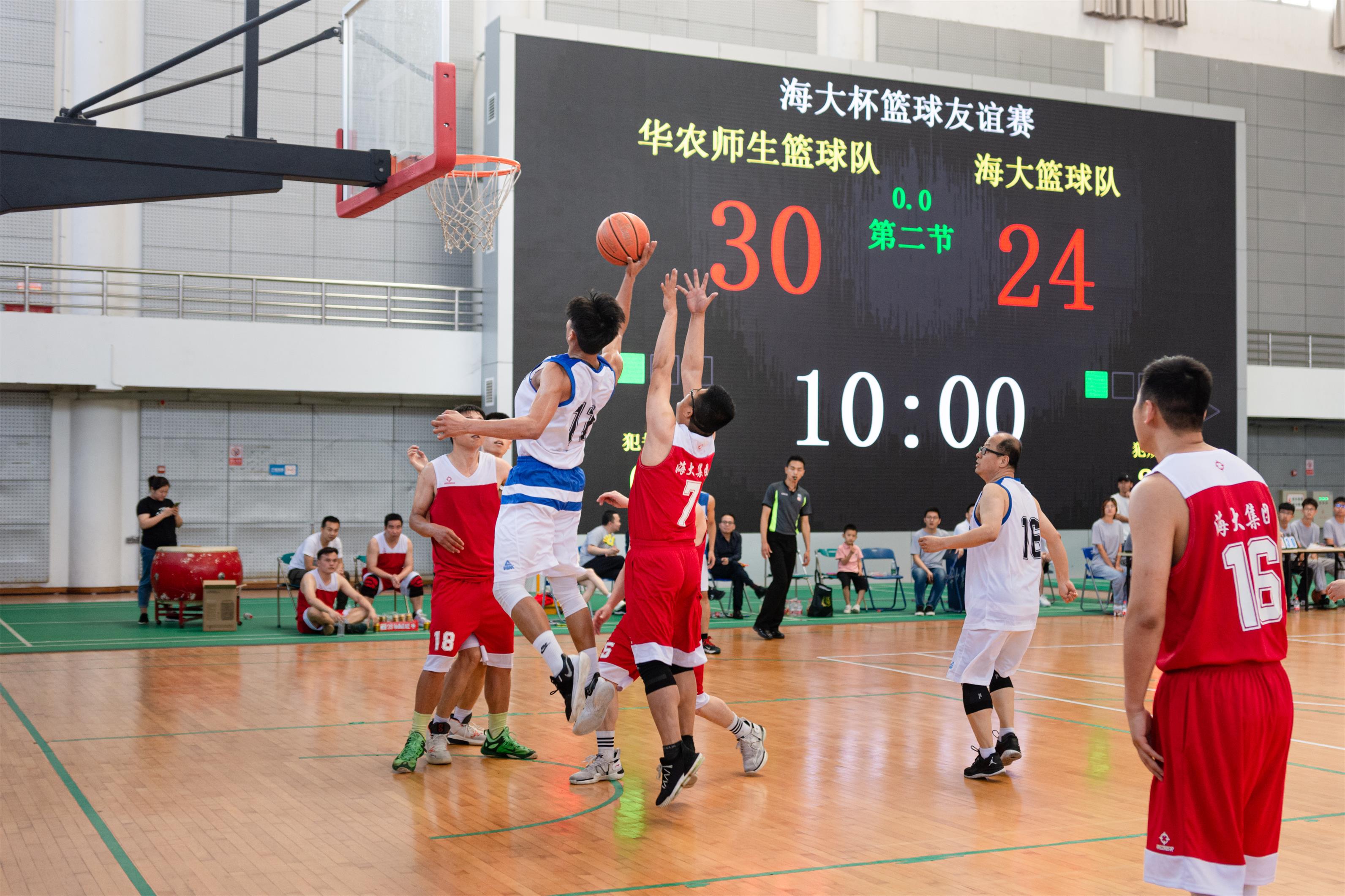 华农师生篮球队上篮瞬间（记者 彭雨格 摄）