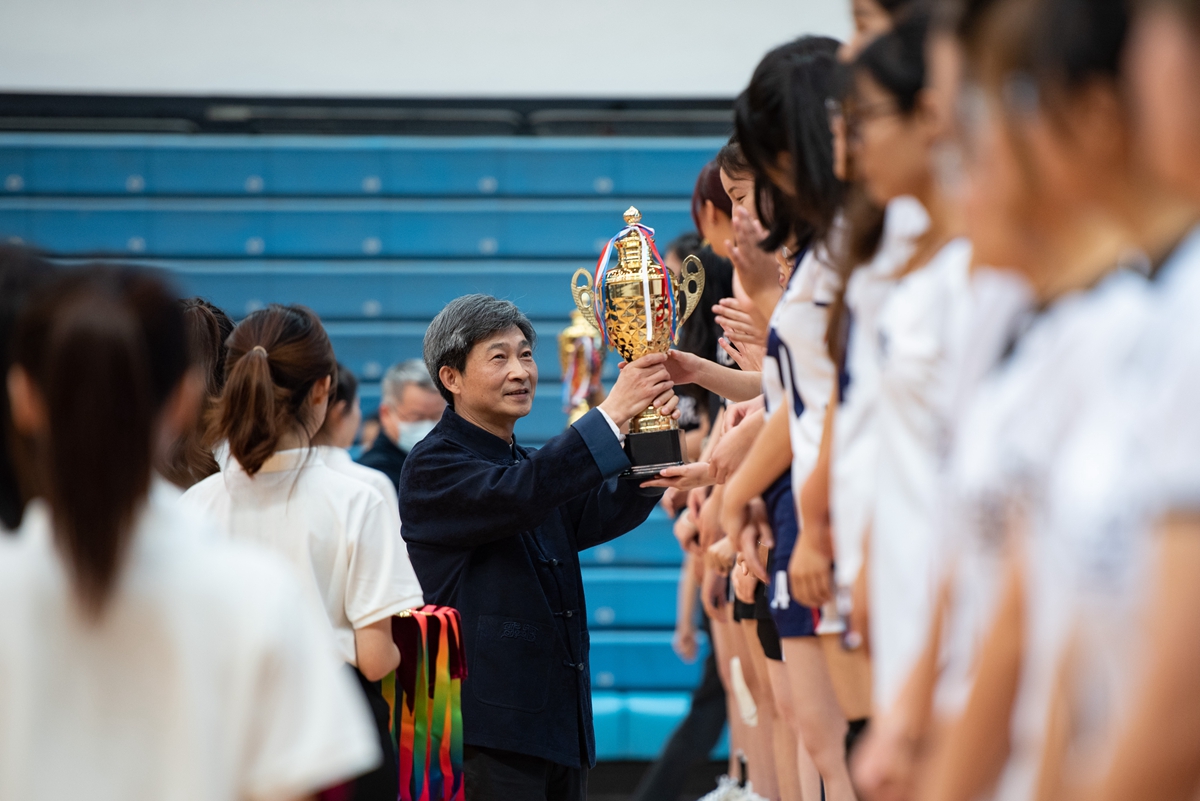 校党委书记高翅为获奖队伍送上奖杯(学通社记者 李科毅 摄)