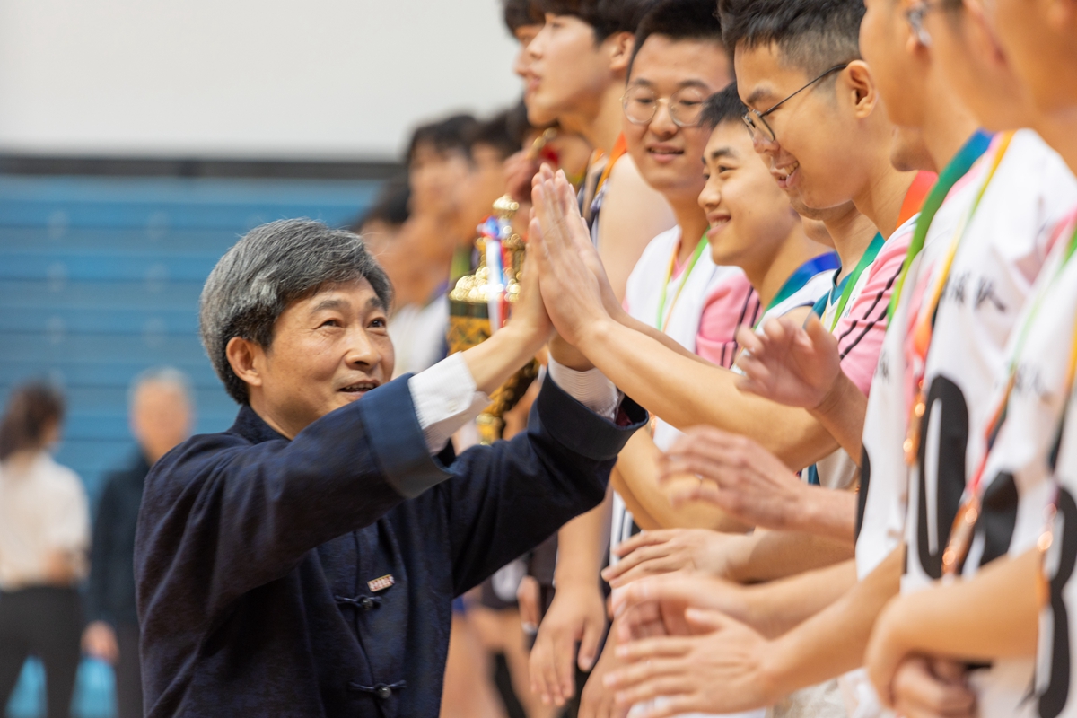 高翅书记与球员击掌鼓励（学通社记者 谢焱 摄）